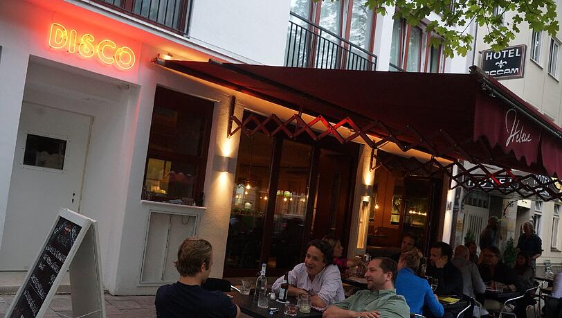 Im Lokal Helene lässt es sich entspannt essen – und ab September auch tanzen. Im Lokal Helene lässt es sich entspannt essen – und ab September auch tanzen.