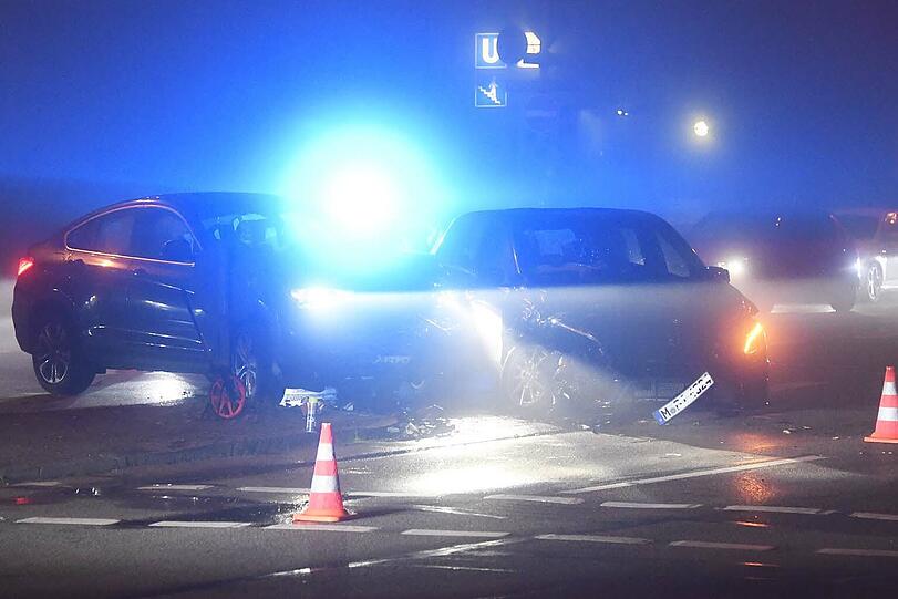 Am Donnerstag ist eine 37-jährige Münchnerin mit ihrem Mercedes in den BMW eines 45-Jährigen gestoßen.