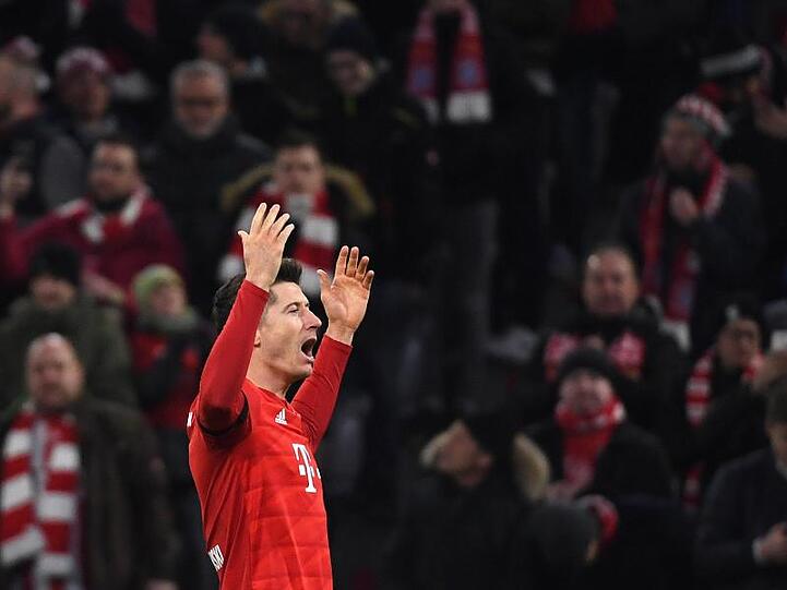 Bayerns Torjäger Robert Lewandowski jubelt über seinen Treffer.