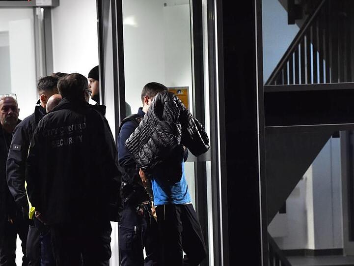Polizisten nehmen nach einer Auseinandersetzung, in deren Folge ein Mensch durch Messerstiche getötet wurde, in der privaten Schlosspark-Klinik eine Person fest.