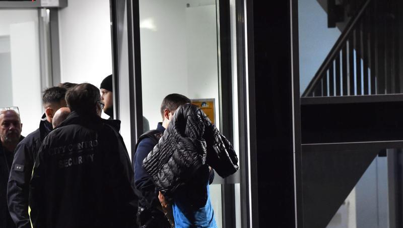 Polizisten nehmen nach einer Auseinandersetzung, in deren Folge ein Mensch durch Messerstiche getötet wurde, in der privaten Schlosspark-Klinik eine Person fest. Polizisten nehmen nach einer Auseinandersetzung, in deren Folge ein Mensch durch Messerstiche getötet wurde, in der privaten Schlosspark-Klinik eine Person fest.