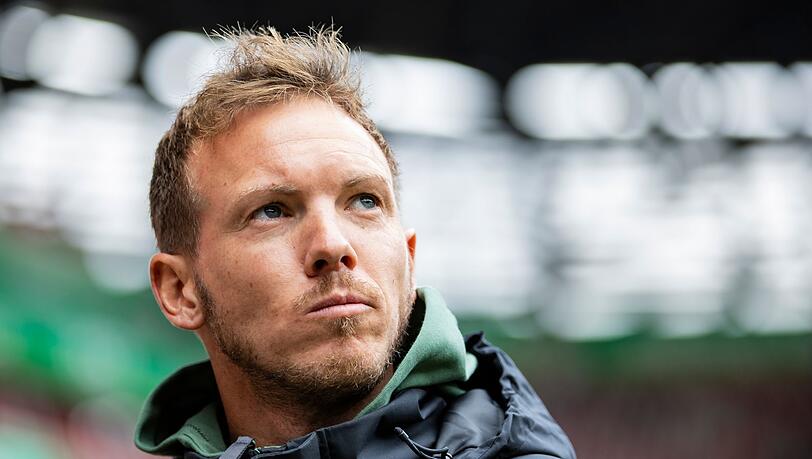 Münchens Trainer Julian Nagelsmann steht vor einem Spiel im Stadion.