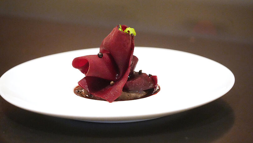 Die Rote Bete mit Belugalinsen sieht nicht nur gut aus. Unter der hübschen Rose befindet sich eine Linsenvariation und Radicchio. Die Rote Bete mit Belugalinsen sieht nicht nur gut aus. Unter der hübschen Rose befindet sich eine Linsenvariation und Radicchio.
