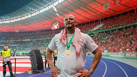 Vincent Kompany gewann mit den Bayern im Mai den DFB-Pokal. Nun geht es wieder los, zum Auftakt m&uuml;ssen die Bayern an die Bremer Br&uuml;cke nach Osnabr&uuml;ck.