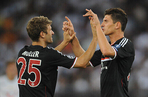 Mission Champions League geschafft: Thomas Müller gratuliert Torschützen Mario Gomez