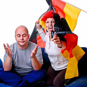 Er will das Spiel sehen, sie feiert einfach Schwarz-Rot-Gold: So unterschiedlich sind die Fans.