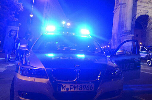 Ein 18-Jähriger hat in der Nacht auf Donnerstah mehrere zivile Einsatzfahrzeuge der Polizei unnmittelbar vor dem Präsidium demoliert - er wurde vorläufig festgenommen.