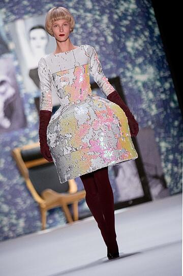 Kann den Glocken in der Berliner Gedächtniskirche Konkurrenz machen: Dieses ausgefallene Kleid hat Kilian Kerner auf der Fashion Week in Berlin vorgestellt.