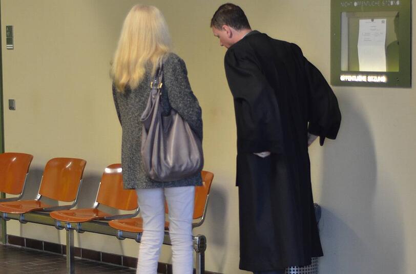 Die Astrologin Ellen K. (65) bespricht sich mit ihrem Rechtsanwalt Christian Langgartner vor dem Gerichtssaal. Sie jetzt wegen Beleidigung zu 900 Euro Strafe verurteilt.