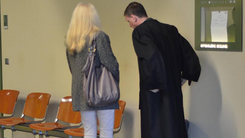 Die Astrologin Ellen K. (65) bespricht sich mit ihrem Rechtsanwalt Christian Langgartner vor dem Gerichtssaal. Sie jetzt wegen Beleidigung zu 900 Euro Strafe verurteilt.
