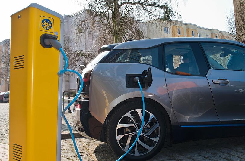 Bundesumweltministerin Barbara Hendricks (SPD) will sich für eine Kaufprämie für Elektroautos einsetzen.
