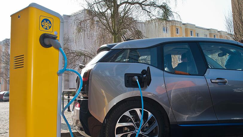 Bundesumweltministerin Barbara Hendricks (SPD) will sich für eine Kaufprämie für Elektroautos einsetzen. Bundesumweltministerin Barbara Hendricks (SPD) will sich für eine Kaufprämie für Elektroautos einsetzen.