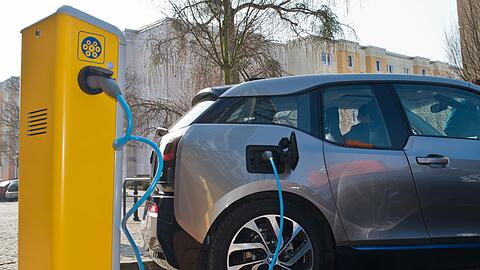 Bundesumweltministerin Barbara Hendricks (SPD) will sich für eine Kaufprämie für Elektroautos einsetzen.