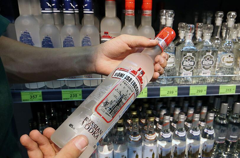 Abgesehen hat es der 17-Jährige in den Moosburger Supermärkten vor allem auf Schnaps und Zigaretten.