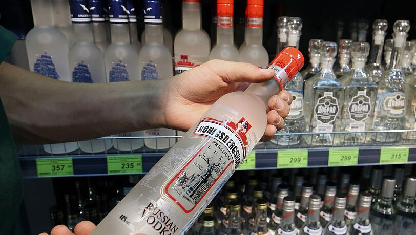 Abgesehen hat es der 17-Jährige in den Moosburger Supermärkten vor allem auf Schnaps und Zigaretten. Abgesehen hat es der 17-Jährige in den Moosburger Supermärkten vor allem auf Schnaps und Zigaretten.
