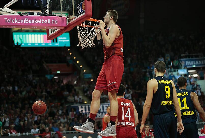 Eine Nummer zu groß für Alba Berlin an diesem Abend: Bayern-Center Ondrej Balvin und seine Teamkollegen.