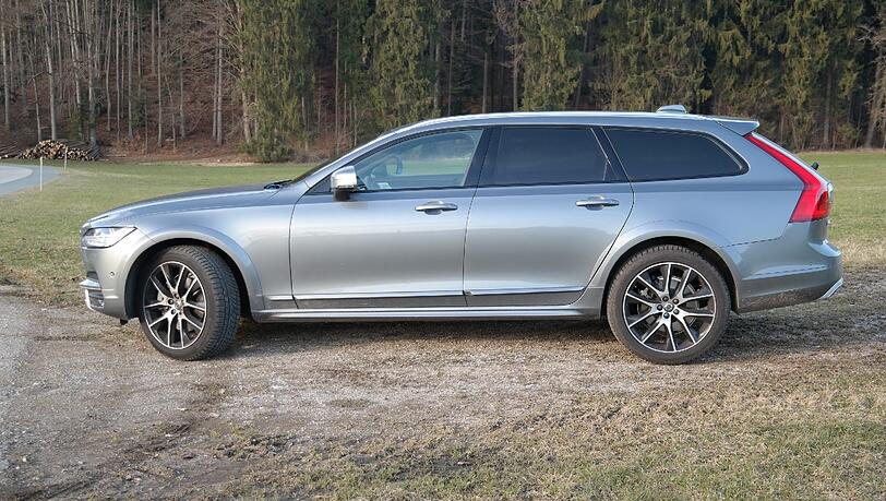Da geht was rein: Im V90 Cross Country haben fünf Passagieer und ihr Gepäck locker Platz. Da geht was rein: Im V90 Cross Country haben fünf Passagieer und ihr Gepäck locker Platz.