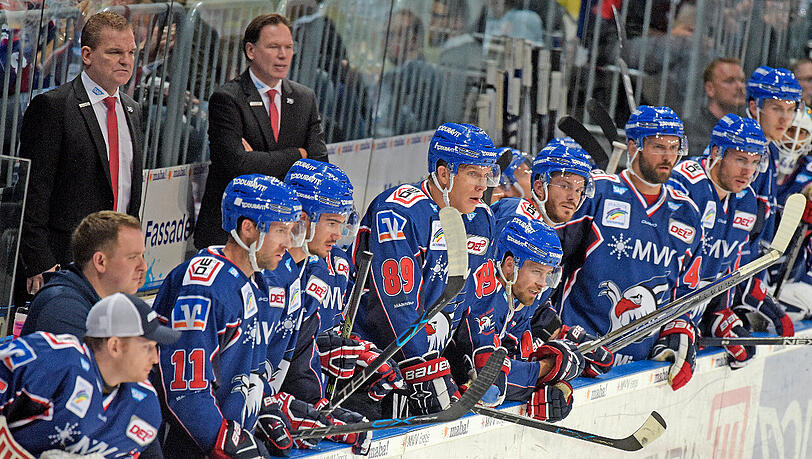 Feierabend für Adler-Chefcoach Sean Simpson (hinten links) und Co-Trainer Colin Müller (hinten rechts). Feierabend für Adler-Chefcoach Sean Simpson (hinten links) und Co-Trainer Colin Müller (hinten rechts).