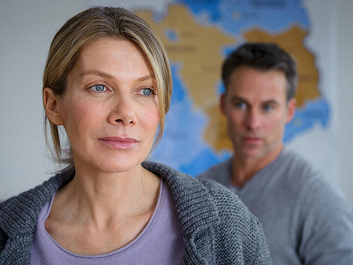 "SOKO Leipzig: Tod eines Lehrers": Jan (Marco Girnth) fragt sich, ob die Rektorin Britta Fendel (Ursula Karven) der SOKO die Wahrheit gesagt hat, was ihre Beziehung zu dem ermordeten Lehrer Bodo Lampert betrifft
