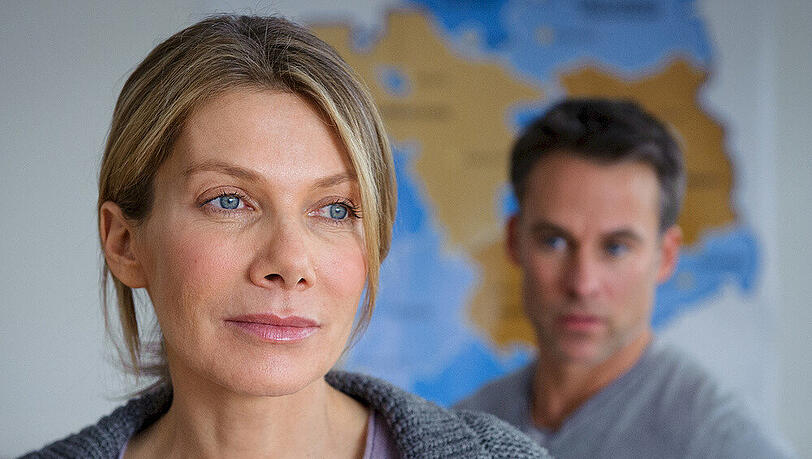 "SOKO Leipzig: Tod eines Lehrers": Jan (Marco Girnth) fragt sich, ob die Rektorin Britta Fendel (Ursula Karven) der SOKO die Wahrheit gesagt hat, was ihre Beziehung zu dem ermordeten Lehrer Bodo Lampert betrifft "SOKO Leipzig: Tod eines Lehrers": Jan (Marco Girnth) fragt sich, ob die Rektorin Britta Fendel (Ursula Karven) der SOKO die Wahrheit gesagt hat, was ihre Beziehung zu dem ermordeten Lehrer Bodo Lampert betrifft