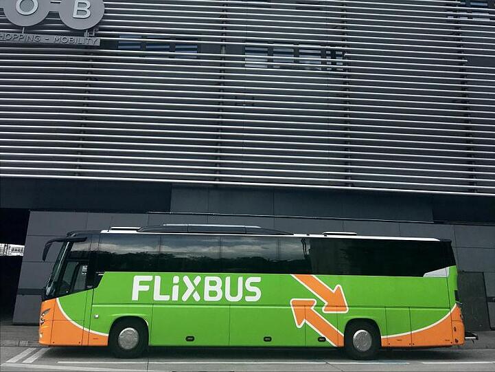 Ein Flixbus steht am zentralen Busbahnhof (ZOB) in München. Foto: Stephan Jansen/Archivbild