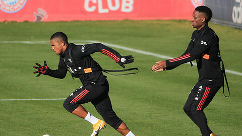 Noch nicht beim FC Bayern angekommen: Die Neuzugänge Douglas Costa (l.) und Bouna Sarr.