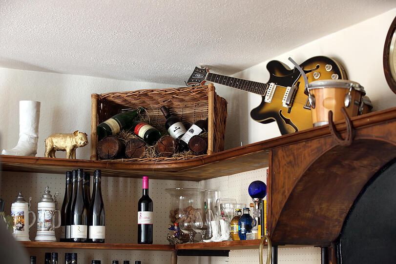 Das Eckerl hinterm Tresen, da könnte auch mal wer zur Gitarre greifen.