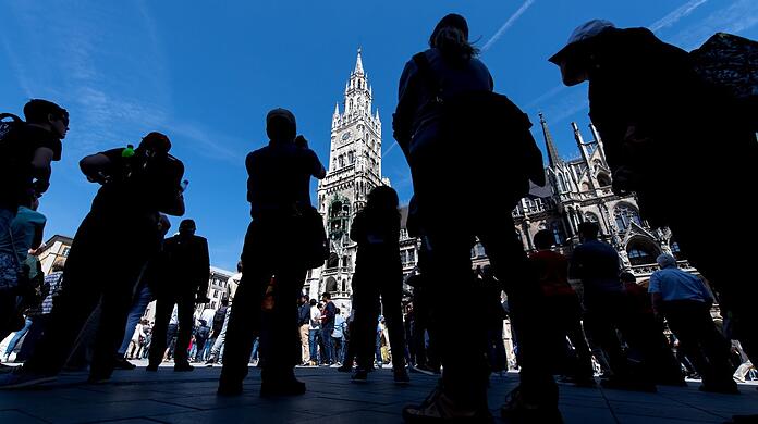 Bald wieder? Touristen bewundern das Glockenspiel am Münchner Marienplatz.
