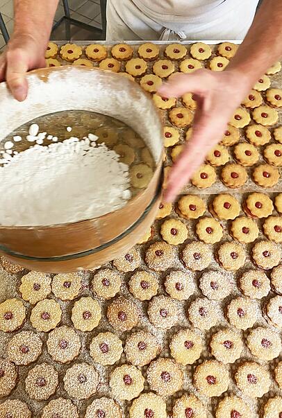 Heißen Spitzbuben Spitzbuben,
weil die Marmelade so lecker aus
den Plätzchen heraus-spitzt? Heißen Spitzbuben Spitzbuben,
weil die Marmelade so lecker aus
den Plätzchen heraus-spitzt?