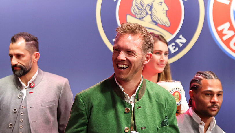 Party-Premiere: Nagelsmann bei seiner ersten Meisterfeier. Party-Premiere: Nagelsmann bei seiner ersten Meisterfeier.