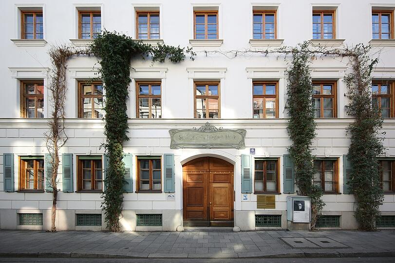 Herrlich renoviert ist dieses denkmalgeschützte Haus in der Kanalstraße - und auch an die gebäudekühlende Bepflanzung wurde gedacht.