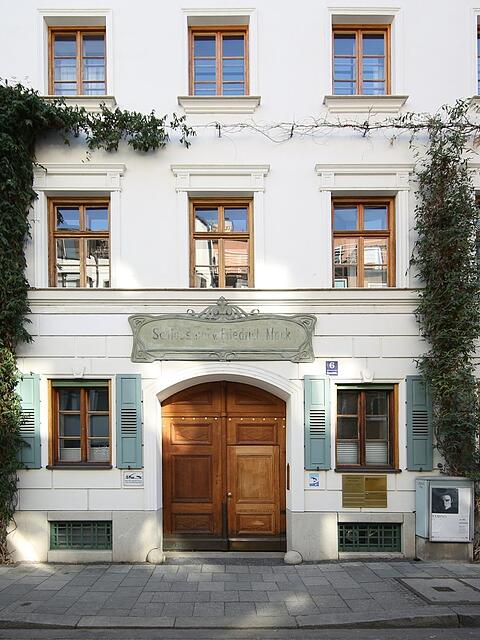 Herrlich renoviert ist dieses denkmalgeschützte Haus in der Kanalstraße - und auch an die gebäudekühlende Bepflanzung wurde gedacht.
