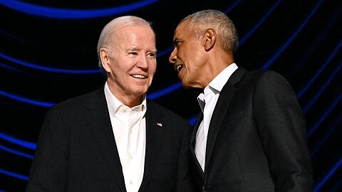 US-Präsident Joe Biden (l.) kann sich in jeder Hinsicht auf die Unterstützung von Barack Obama verlassen.