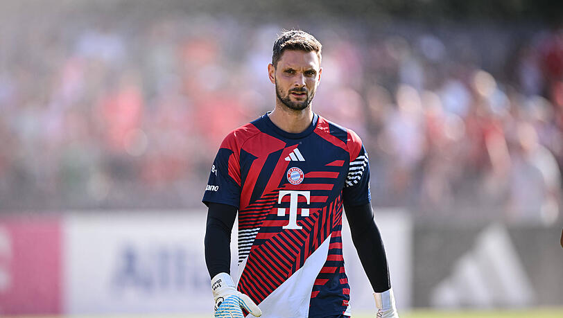 Bekam ein Ständchen zum Geburtstag: Sven Ulreich. Bekam ein Ständchen zum Geburtstag: Sven Ulreich.