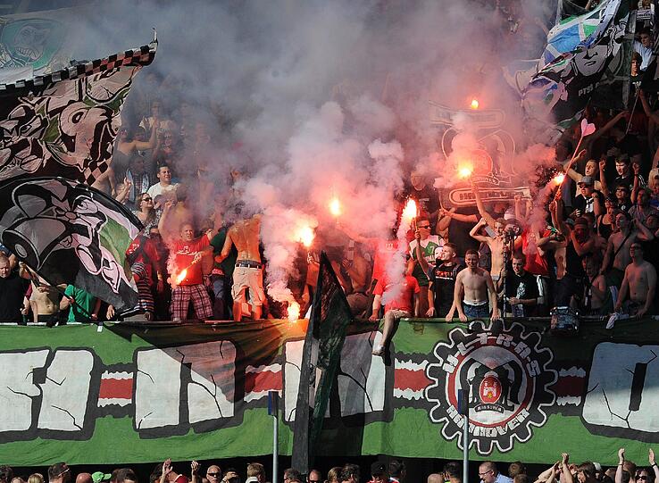 Die 1,6-Promillegrenze gilt auch im Stadion von Hannover 96. Nicht gerade eine harte Regelung, möchte man meinen. 2009 führte der Verein diese Grenze ein - nach Absprache mit der Polizei.