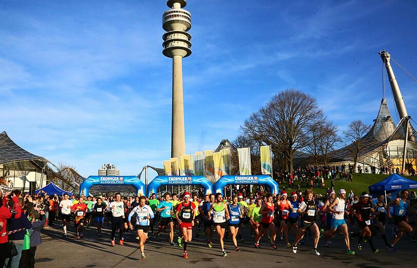 Am Samstag liefen mehr als 1.700 Münchner durch den Olympiapark. Die Bilder vom Nikolauslauf.