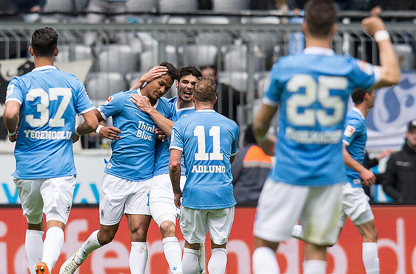 Jubel über den Siegtreffer: Rubin Okotie lässt die Hoffnung auf den Klassenerhalt weiter aufleben.