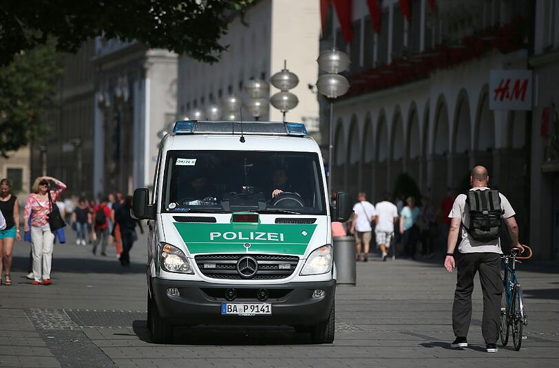 Ein Polizeiauto in der Münchner Fußgängerzone zwischen Stachus und Marienplatz.