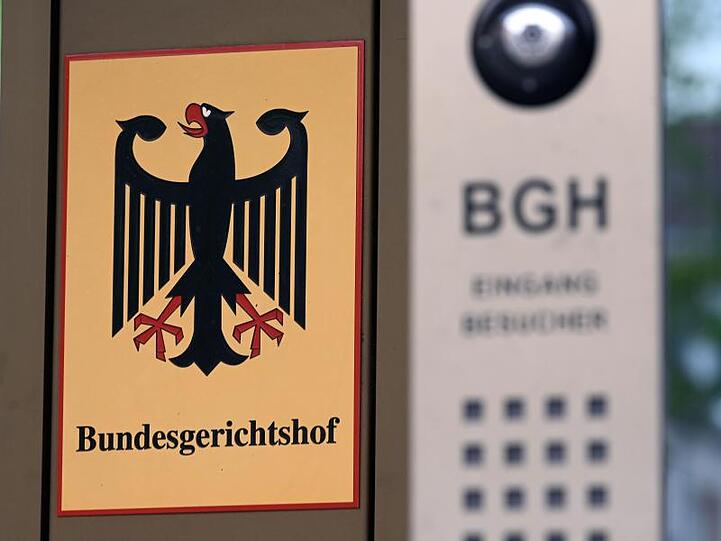 Vor dem Bundesgerichtshof (BGH) hängt ein Schild mit Bundesadler und dem Schriftzug Bundesgerichtshof. Foto: Uli Deck/dpa/Archivbild