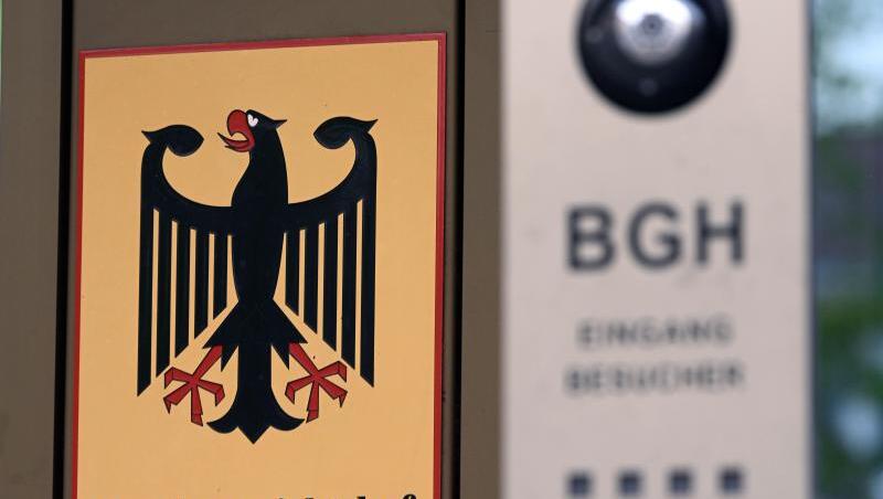 Vor dem Bundesgerichtshof (BGH) hängt ein Schild mit Bundesadler und dem Schriftzug Bundesgerichtshof. Foto: Uli Deck/dpa/Archivbild Vor dem Bundesgerichtshof (BGH) hängt ein Schild mit Bundesadler und dem Schriftzug Bundesgerichtshof. Foto: Uli Deck/dpa/Archivbild