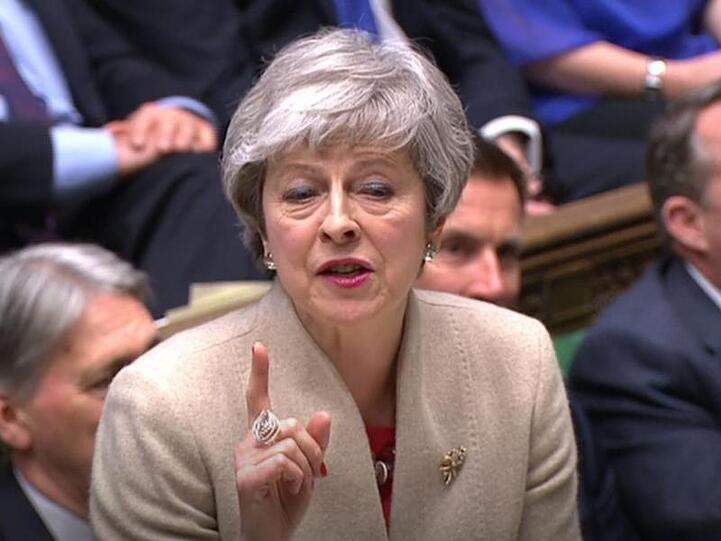 Großbritanniens Premierministerin Theresa May spricht im Unterhaus des Parlaments in London.