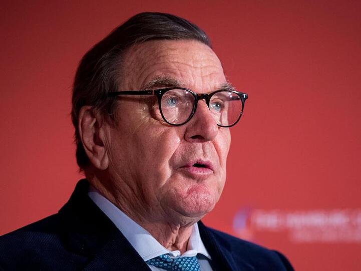 Altkanzler Gerhard Schröder wird für seine Kritik an SPD-Chefin Andrea Nahles gescholten.