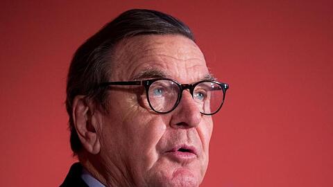 Altkanzler Gerhard Schröder wird für seine Kritik an SPD-Chefin Andrea Nahles gescholten.