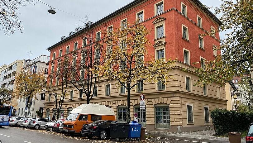 Seit knapp vier Jahren wird an Vorder- und Rückgebäude der Thalkirchner Straße 80 mal mehr, mal weniger gewerkelt. (Archivbild)