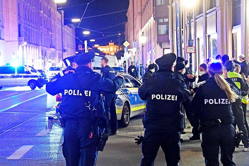 Polizeibeamte auf der Maximilianstraße.