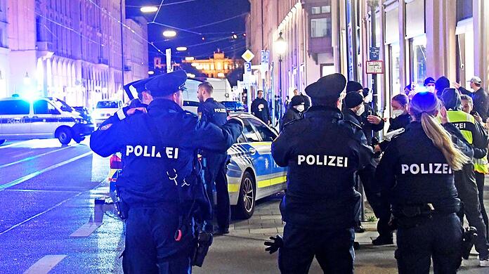 Polizeibeamte auf der Maximilianstraße.