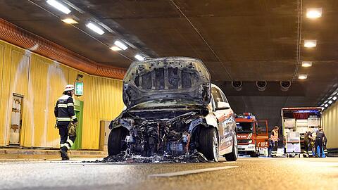 Ein BMW brennt im Brudermühltunnel am Montagabend, 20.6.2022.