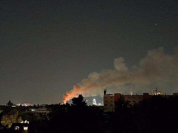 Die Rauchsäule über Lerchenau war aus der Ferne gut sichtbar. Die Rauchsäule über Lerchenau war aus der Ferne gut sichtbar.