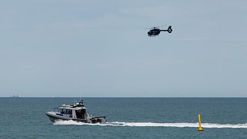 Einsatzkr&auml;fte suchten mit Booten und einem Helikopter nach dem Opfer.