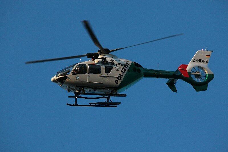 Die schrecklichen Bilder vom Unfall in der Holledau: Ein Teenager starb, als der Polo die steile Böschung hinabstürzte, zwei wurden schwer verletzt.